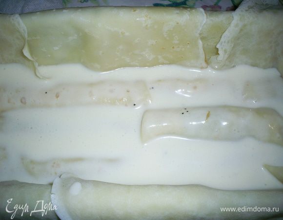 Каждый слой блинчиков заливаем сметанной заливкой. Примерно по 4 ст.л. на каждый слой. Таким образом формируем еще два слоя, не забывая чередовать цвета начинок.