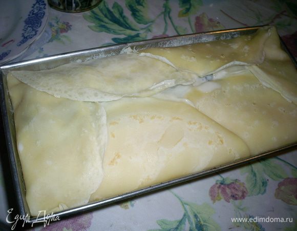 Последний слой блинчиков смазываем начинкой и накрываем блинчиками. Смазываем оставшейся заливкой верх пирога и отправляем его в разогретую до 160 градусов духовку на 40-45 минут. Верх пирога должен слегка зарумяниться. Даем пирогу остыть в форме и вынимаем его уже холодным!