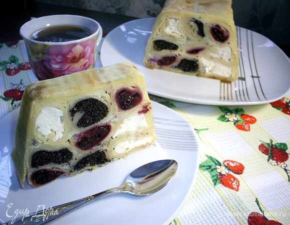 Ну вот томительное ожидание уже позади. Пирог остыл и можно нарезать его и наслаждаться вкусом и эстетическим видом! Приятного вам аппетита!