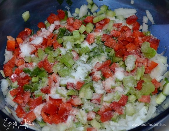 Посолить, прикрыть и дать постоять от 2 до 6 часов.