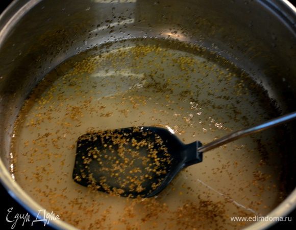 В кастрюлю вылить яблочный уксус,сахар и семена горчицы и сельдерея.Поставить на огонь помешивая следить,чтоб сахар растворился.