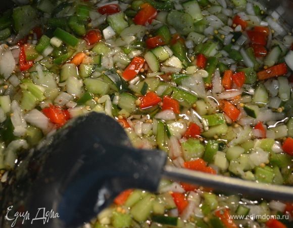 Как сахар растворился добавим овощи промытые и тушим примерно 10 мин.