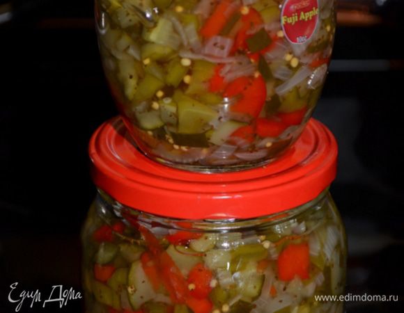 Готовый продукт раскладываем в приготовленные для консервирования  стерилизованные баночки и крышки.
По рецепту предлагается прокипятить содержимое с баночками 10 мин.
Затем дать остыть им 12 часов. Хранить в сухом прохладном месте. И открыть желательно только через 6 недель,чтоб вкус сформировался. Да, если есть сразу, присутствует  акцент яблочного уксуса. Для меня к примеру это нормально, я этот уксус люблю, я открыла сразу. И держу релиш  в холодильнике.