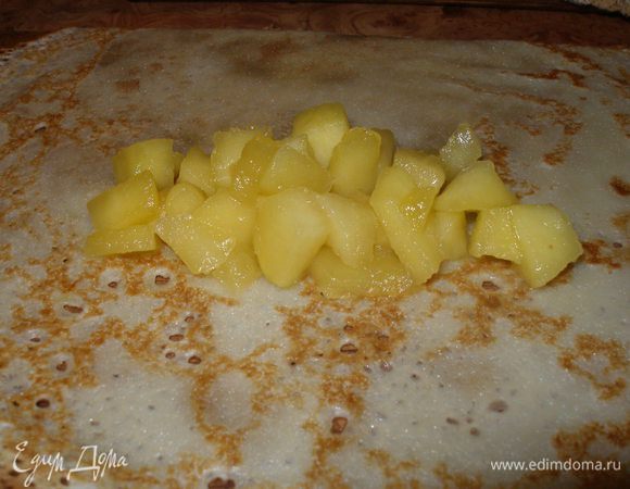 В центр блина положить начинку,поднимить края блина вверх и сделайть «мешочек». Закрепить зубочисткой.Таких мешочков,ну или конвертиков выходит из этого количества начинки 10-12штук.Пробуйте,угощайтесь....Приятного чаепития!!!:)