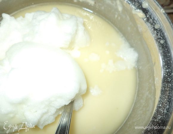 Приготовить тесто по вашему любимому рецепту,у меня сыворотка 0,5 л ,желтки,мука,соль,сахар,соду смешать миксером,разбавить остальной сывороткой до необходимой консистенции,потом ввести взбитые белки.