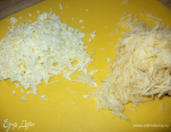 теперь припек: натрем на терке яйца вареные,яблоко мелкой соломкой