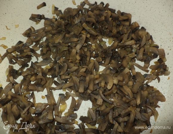 грибы  и лук мелко нарезать и обжарить до готовности