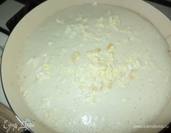 приступаем к блинам,сковородку хорошо разогреть и немного смазать маслом,налить тесто и быстро присыпать припеком,пока не схватилось,потом перевернуть и немного прожарить припек