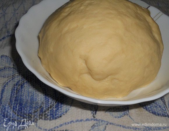 Молоко смешать с дрожжами, добавить щепотку соли, сахар, размягченное масло, яйца, перемешать, всыпать муку и замесить тесто. Дать тесту подойти.