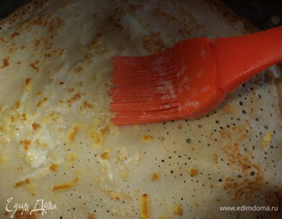 Теперь "кляр": растопить масло ,добавить молоко или сливки и прогреть,этой смесью промазываем кисточкой блинчики