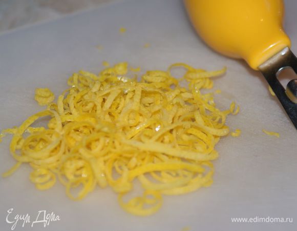 С лимона снять цедру специальным ножом или натереть на мелкой терке.