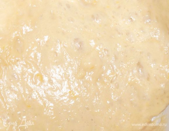 Дрожжи растворить в теплом молоке, оставить минут на 10, пока не появится шапка.
Муку смешать с солью и сахаром, добавить опару, яйцо, растительное масло и цедру. Замесить тесто (лучше и удобнее делать это ложкой).
Поставить тесто на 1 час в теплое место. Тесто должно увеличиться в размере.