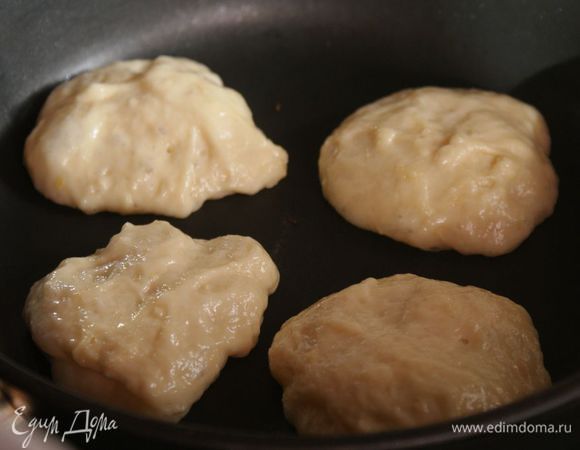 Сковороду хорошо раскалить. Добавить немного растительного масла. Зачерпнуть тесто с краю ложкой и выложить на сковороду (оставшееся тесто накрыть). Ложку в тесте не оставлять.