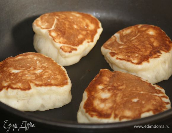 Обжарить оладьи с двух сторон до золотистости
Подавать с вареньем, сметаной, медом.

