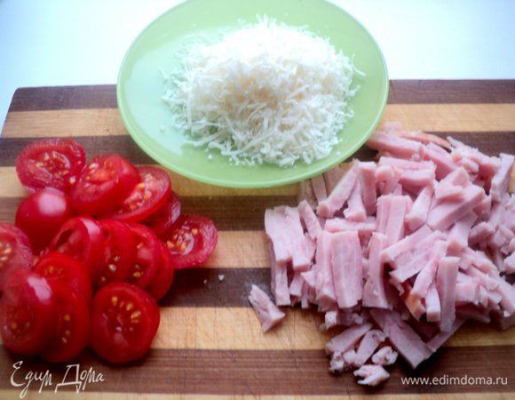 Ветчину порезать тонкими брусочками, помидоры черри пластинками, сыр натереть на терке.