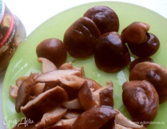 Грузди слить от маринада, маленькие оставить целыми, крупные порезать соломкой.