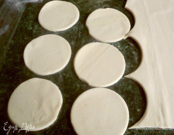 Пласт слоеного теста развернуть, стаканом или металлической формочкой  вырезать круги Ф-7-8 см.