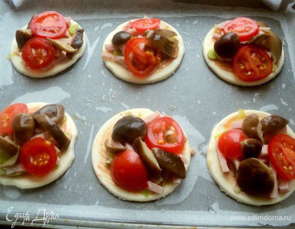 Затем ветчину, кружочки помидора, грибы.