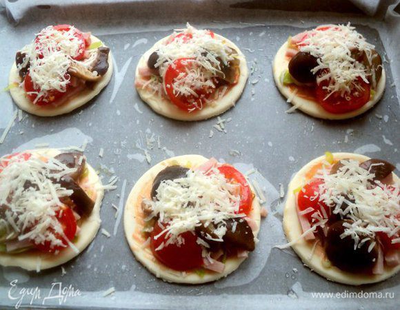 Сверху нанести немного майонеза и посыпать тертым пармезаном (или другим твердым сыром).