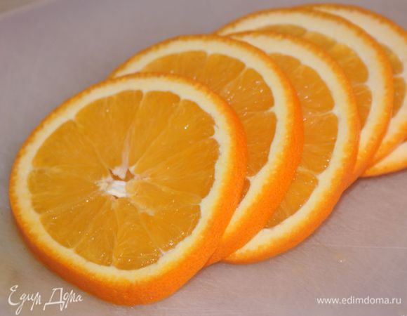 2 апельсина нарезать тонкими кружочками.