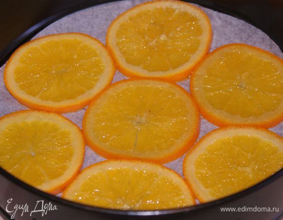 Дно формы для выпечки застелить пергаментом. 
Выложить наиболее красивые кружочки на пергамент (где-то 7 штук).