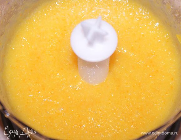 Остальные кружочки пюрировать блендером с 75 мл сиропа до однородного состояния.