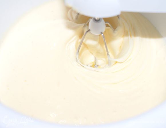 Яйца взбить с сахаром в пышную массу. взбивать 5-7 минут, не меньше. Аккуратно добавить апельсиновое пюре, перемешать либо ложкой либо на маленькой скорости миксера.