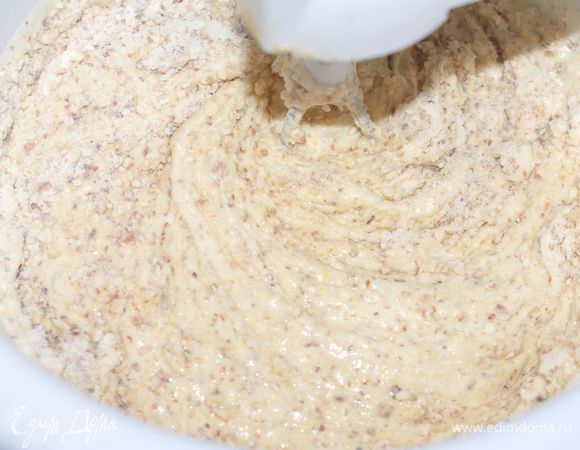 Смешать в отдельной миске сухие ингредиенты – муку, перемолотый миндаль, разрыхлитель теста. Аккуратно ввести сухую смесь, перемешать также либо ложкой либо на маленькой скорости миксера.