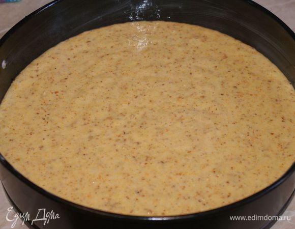 Влить тесто в подготовленную форму для выпечки на апельсиновые кружочки.