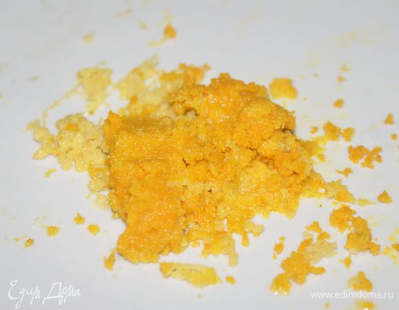 Тем временем, пока остывает бисквит, с лимона и апельсина снять цедру.