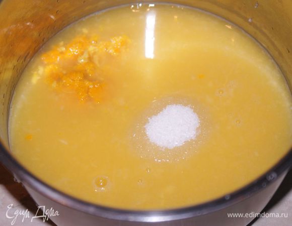 В кастрюльке или мисочке смешать – сахар, цедру и сок.