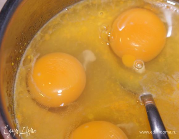 Добавить яйца и взбить миксером или венчиком.