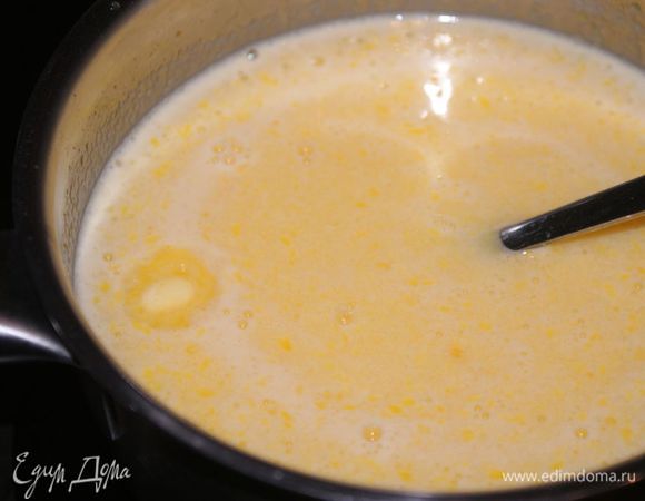 Поставить емкость на кастрюлю с медленно кипящей водой (чтобы дно не касалось воды). Добавить сливочное масло. Помешивать на медленном огне, пока смесь не загустеет – (это может занять до 30 минут. Полностью остудить.