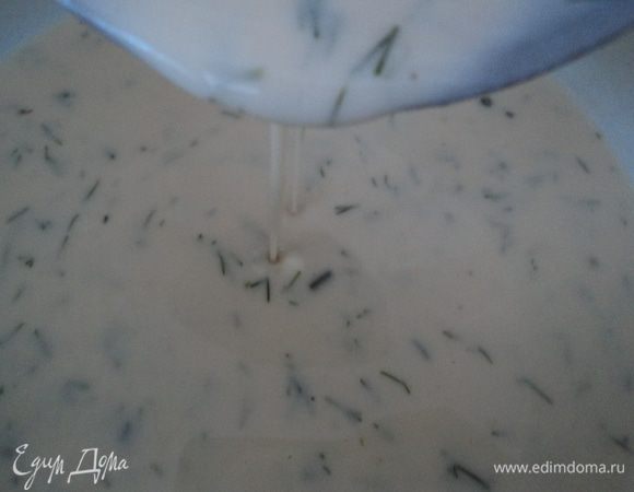 Делаем тесто для блинов по Вашему любимому рецепту. Я добавила меньше сахара, но больше соли, чем обычно. В готовое тесто добавляем 1-1,5 столовой ложки (в зависимости от количества теста)  измельченного укропа. Все перемешиваем. 