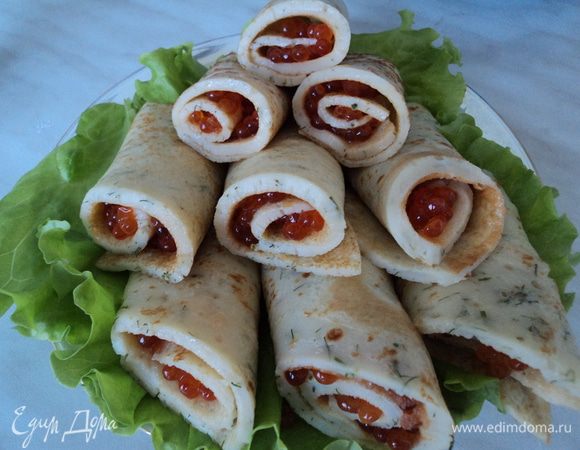 Разрезаем рулетики наискосок, выкладываем на листья салата, разложенные на тарелке.