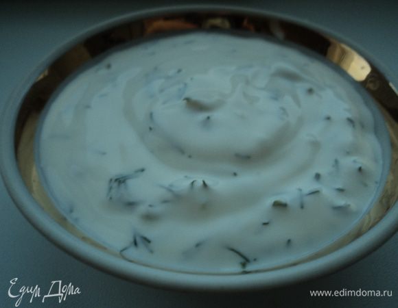 Готовим соус. В сметану добавляем немного лимонного сока и измельченного укропа, перемешиваем. Я делала соус на свой вкус, "на глаз", поэтому в рецепте указано приблизительное количество ингредиентов. 