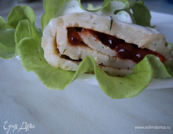 Берем рулетик, заворачиваем в салатный лист, кладем на него немного соуса, отрезаем кусочек и наслаждаемся... Нереально вкусно!