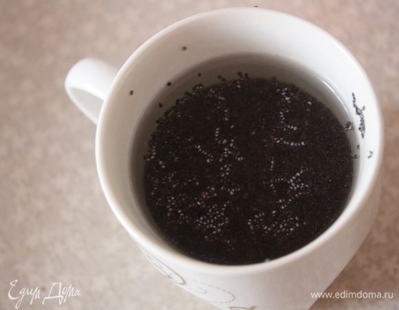 Сначала сделаем тесто для блинов. Вы можете использовать свой рецепт. Мак заливаем кипятком и оставляем на 1 час.