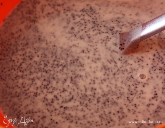 Мак сцеживаем и добавляем в тесто. Тут главное соблюсти пропорцию: на 1 л теста - 1 стакан мака.