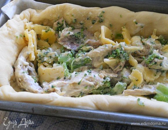 Курицу нарезать кусочками, перемешать со сметаной и горчицей,  посолить и поперчить по вкусу, добавить порезанную на кусочки брокколи и сыр, перемешать. Тесто разделить на две части - одна из них должна быть чуть больше. Большую часть разминаем руками и выкладываем дно и бока формы, выкладываем начинку. Разминаем второй кусочек и накрываем им сверху, края залепливаем. 