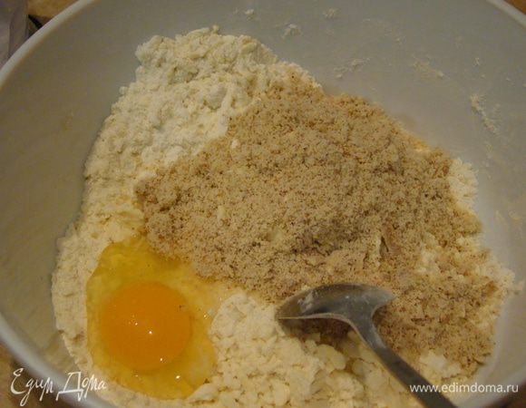 Добавляем яйцо и молотый миндаль - "собираем" тесто в комок, отправляем минут на 20 в холодильник
