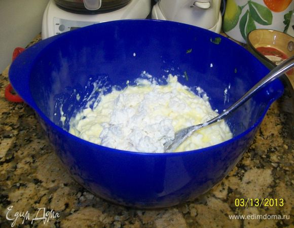 А пока шпинатная смесь остывает мы займёмся сырами...слегка в большой миске взбиваем яйца,выкладываем к ним оба наших сыра и всё перемешиваем...