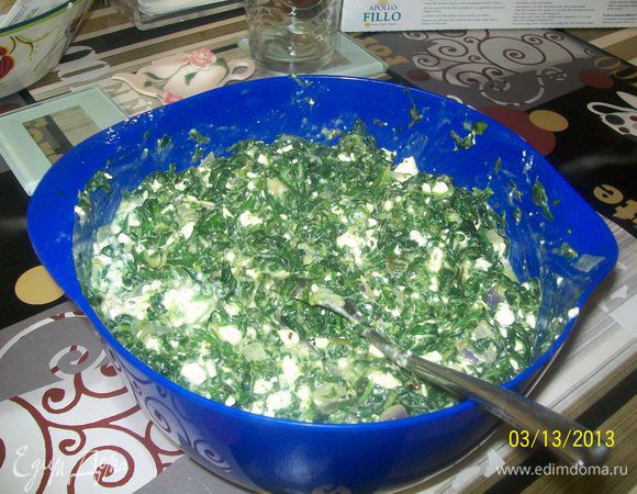 и добавляем к сыру остывшую шпинатную массу...теперь всё это надо очень хорошо перемешать,чтобы сыр равномерно распределился и снова пробуем,чего не хватает...я на этом этапе ещё добавила перцу и чуток соли...ну,и в последнюю очередь добавляем муку...и снова очень хорошо перемешивает....Ну,наша начинка готова...теперь приступает к наиболее сложной и ответственной работе - сборке пирога...и тут уже не до фоток...работать с тестом Фило надо очень быстро,потому что оно моментально сохнет