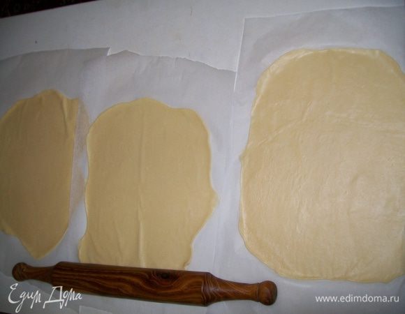 Раскатать тесто в  прямоугольник ,  каждую часть на отдельном  пергаменте. Выровнять - подрезав края. 