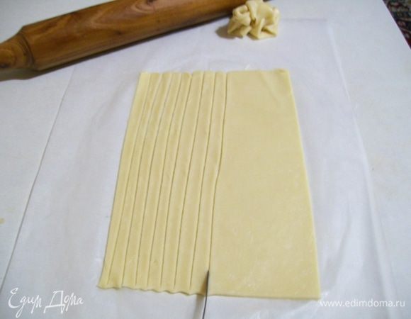 На 1-ом и 2-ом пергаменте  тесто нарезать на узкие полоски в ширину 1 (один) см. 