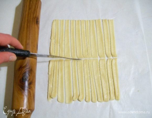 На 3-ем пергаменте:  также нарезать тесто на полоски в один см. 
И  разрезать их на двое  по центру (на равные  по длине )