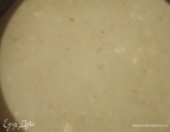 Добавляем молоко, вводим желток с сахаром и крахмалом, завариваем крем, вводим растворенный в теплом молоке желатин, остужаем, вводим взбитые сливки.