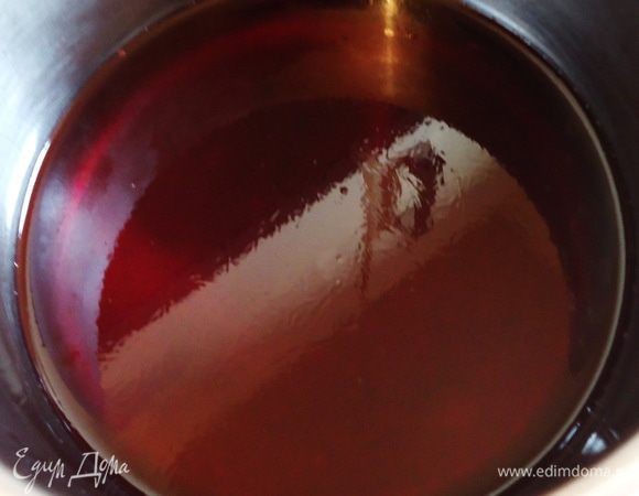 Тем временем делаем вишневое желе. Подогреть вишневый компот, растворить в нем желатин. Поставить в холодильник до застывания.