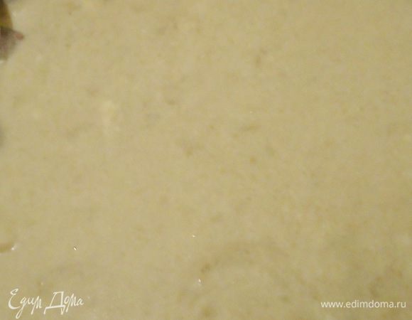 На вишни и бисквит распределяем мятный баваруа.