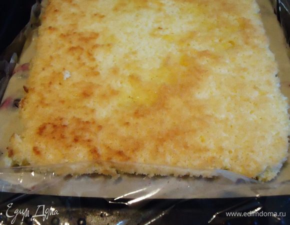 Кладем сверху второй корж, пропитываем коньяком, ставим в холодильник.